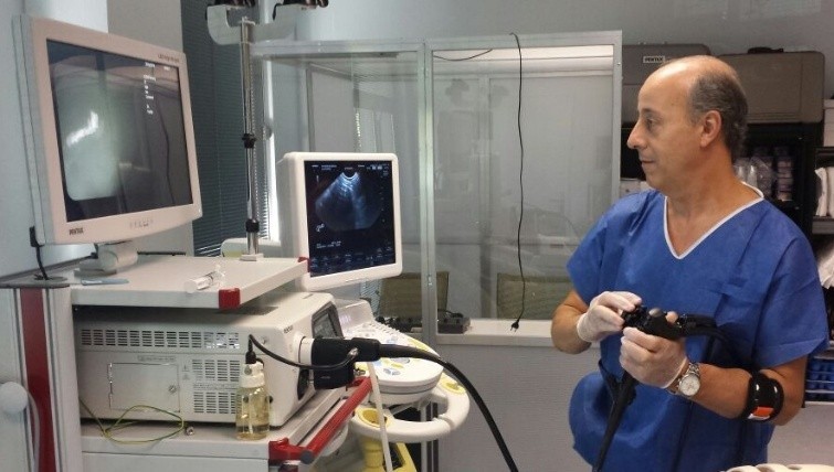 Procedura gastroscopica con monitor endoscopico